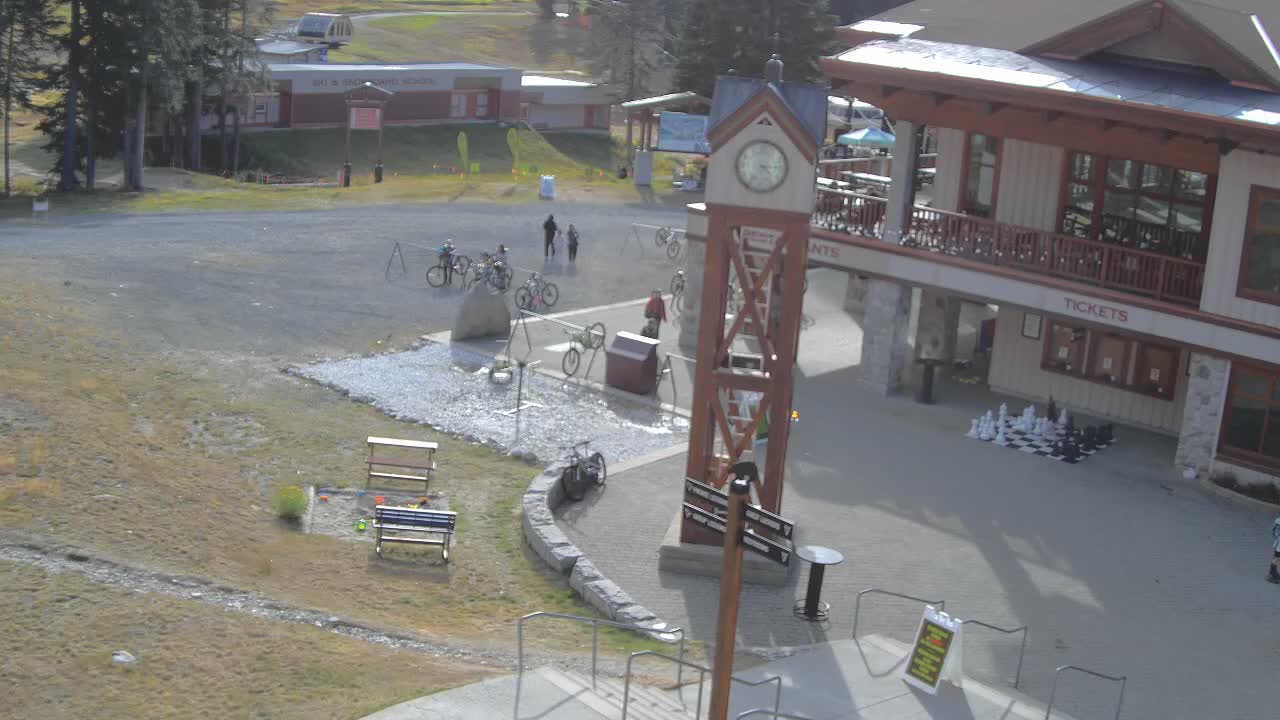 Courtyard webcam at Stevens Pass