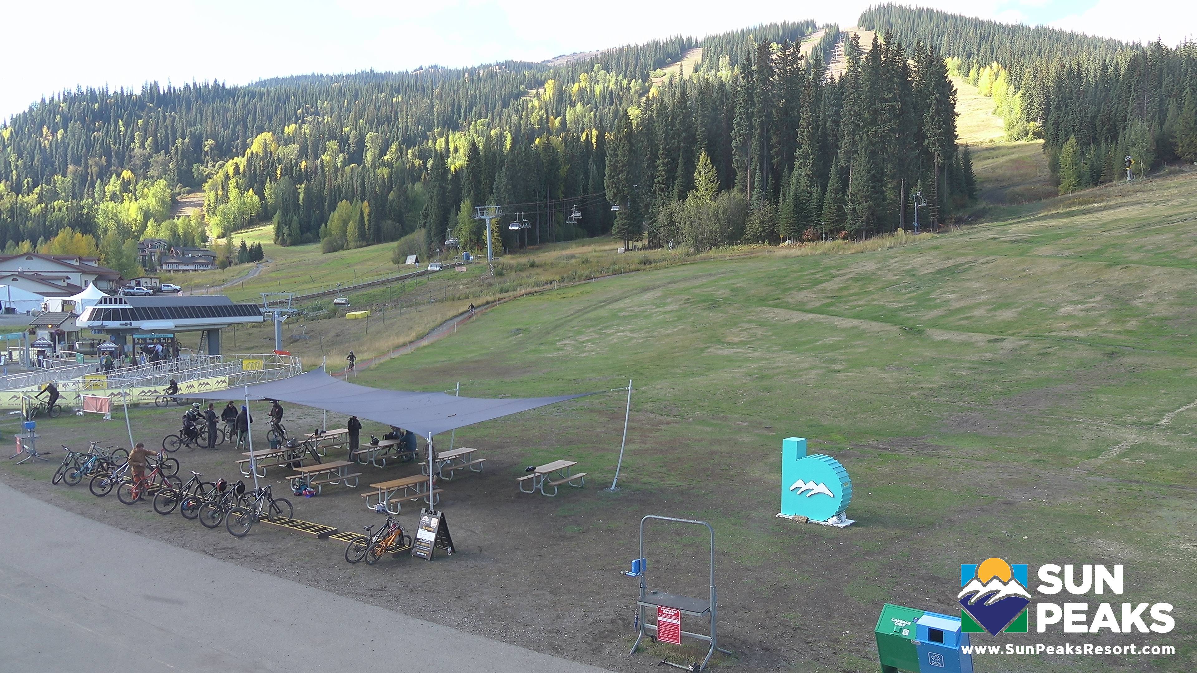 Village Day Lodge Slopeside webcam at Sun Peaks Resort