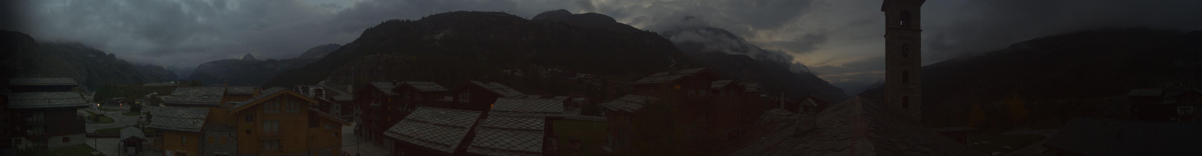 1800 - Top of Magic Carpet 2 webcam at Tignes