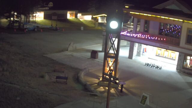 Stevens Pass Courtyard webcam