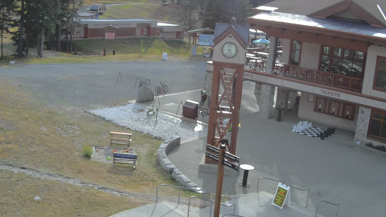 Stevens Pass Courtyard webcam
